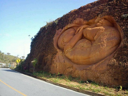 Medellín: Bạn có thể chiêm ngưỡng tác phẩm điêu khắc độc đáo này ở Medellin, Colombia.