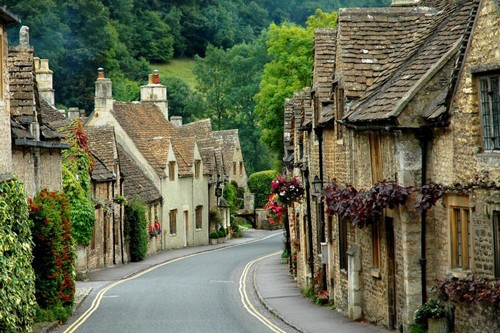 Làng Castle Combe là một trong những địa danh đẹp mê hồn trên thế giới. Với dân số chỉ khoảng 350 người, Castle Combe được mệnh danh là “ngôi làng đẹp nhất nước Anh”.