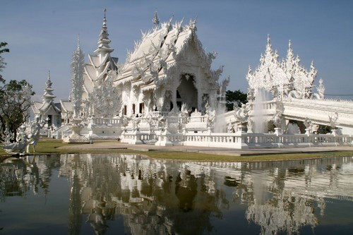 Đền Watrong Khun, Thái Lan: Ngôi đền nằm cách trung tâm thành phố Chiang Rai chỉ 13 km. Khác hẳn các ngôi chùa đạo Phật truyền thống bởi màu trắng tinh và kiến trúc độc đáo, Watrong Khun trở thành biểu tượng văn hóa của Thái Lan, thu hút đông đảo du khách trong và ngoài nước.