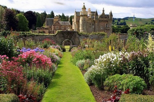 Abbotsford, Scotland: Abbotsford là ngôi nhà cổ gần Melrose, trên bờ phía nam của sông Tweed. Đây từng là nơi ở của văn hào Walter Scott.