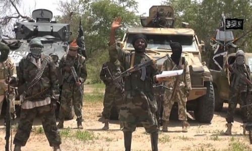 7. Boko Hara. Boko Haram nằm dưới sự lãnh đạo của Abubakar Shekau (giữa ảnh). Năm 2014, chúng bắt cóc hàng trăm học sinh, trong đó có hơn 200 nữ sinh vẫn còn đang mất tích. Tháng 1/2015, chúng bắt đầu cuộc tàn sát ở Baga đông bắc Nigeria khiến 2000 người thiệt mạng. Khu vực chiếm đóng của Boko Haram khoảng 32187 km2 ở đông bắc Nigeria.