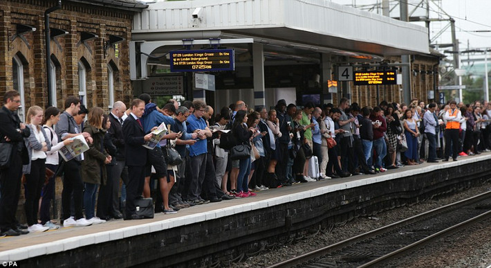 Hành khách đứng đợi lên tàu hỏa tới Kings Cross ở nhà ga Finsbury Park, phía bắc London, vào lúc 7h30 sáng.