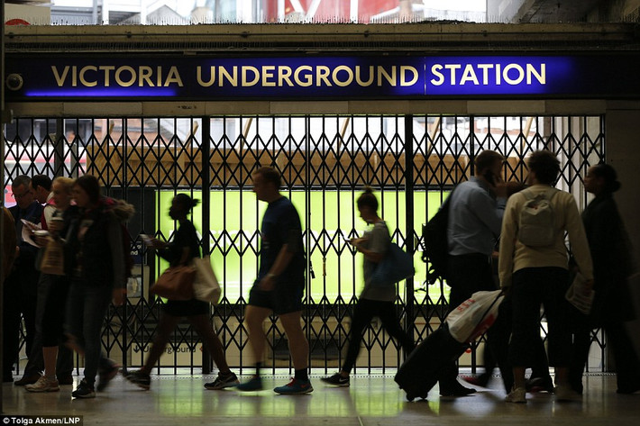 Hành khách bên ngoài nhà ga Victoria Underground vào khoảng 8 giờ sáng ngày 6/8.
