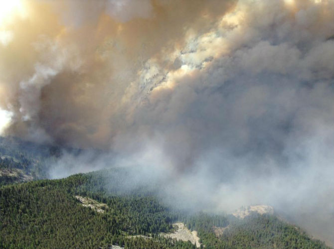 Khói bốc lên từ đám cháy TePee Springs ở Rừng quốc gia Payette, gần Riggins, bang Idaho, ngày 17/8/2015.