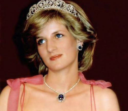 Công nương Diana - vợ của Thái tử Charles của xứ Wales. Họ có hai con trai là Hoàng tử William và Harry rồi ly dị. Công nương Diana qua đời trong một tai nạn ôtô ở Paris năm 1997.