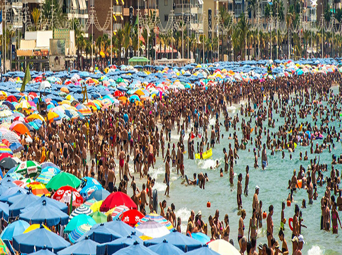 Bãi biển Levante ở Benidorm, Tây Ban Nha, gần như chật kín người.