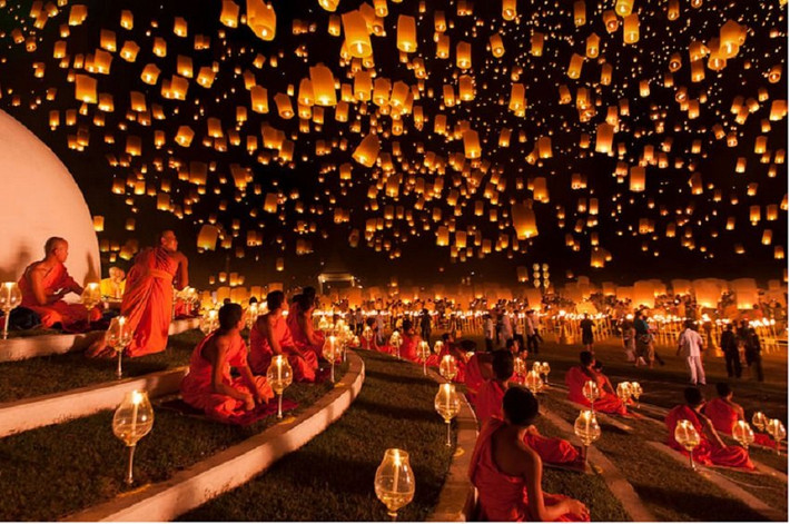 Lễ hội độc đáo ở Yi Peng, Thái Lan. Lễ hội đèn lồng Yi Peng được tổ chức ở Thái Lan. Thay vì thả xuống nước, người dân Chiang Mai lại thắp nến trong đèn lồng và thả cho nó bay lên trời cùng với điều ước của mình.