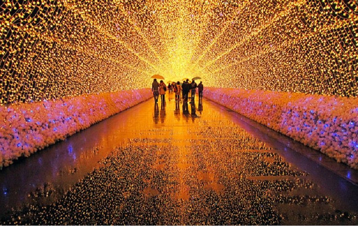 Lễ hội Ánh sáng mùa đông, Nhật Bản. Với số lượng đèn LED lên đến 7 triệu bóng, vườn Nabana Sato trên đảo Nagashima của Nhật Bản đã thực sự khoác lên mình bộ áo đèn sắc rực rỡ để đón chào mùa đông.