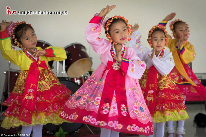 Màn trình diễn hát múa của các em nhỏ trong trang phục truyền thống ở trường Namyang.