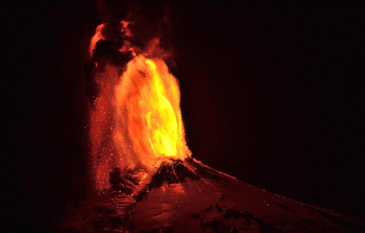 Một đợt dung nham được phun ra từ miệng núi lửa Villarrica. Ảnh chụp từ thị trấn Pucon, miền Nam Santiago.