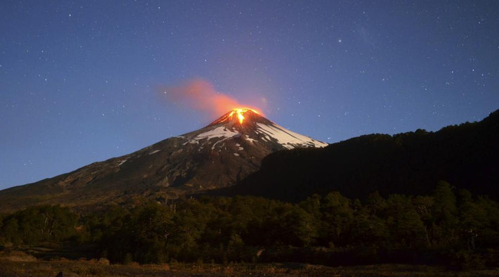 Bụi khói và dung nham trào ra khỏi miệng núi lửa Villarrica.