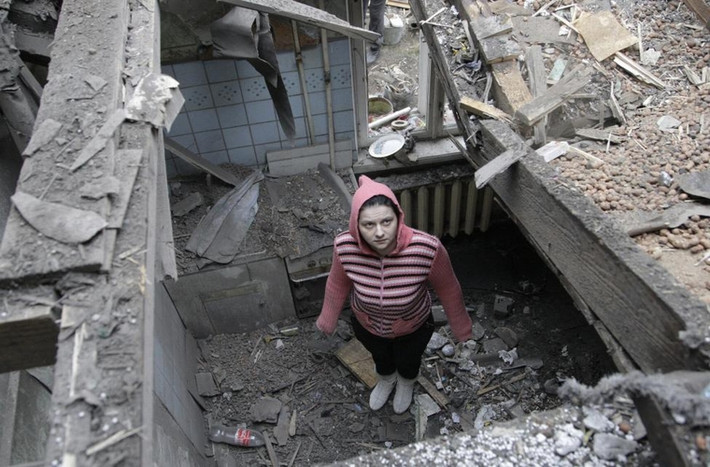 Cô gái đứng trong ngôi nhà của mình ở trung tâm Donetsk, phía đông Ukraine ngày 2/2/2015.