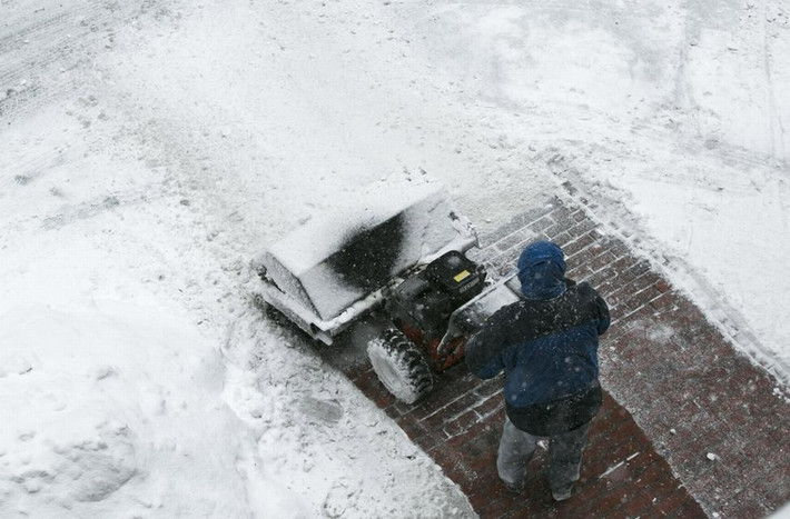 1 công nhân đang dọn tuyết bằng máy trên con phố Washington, Massachusetts ngày 2/2/2015.