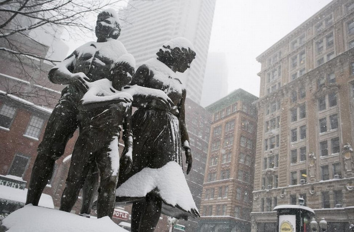 Tuyết rơi trên các bức tượng ở thành phố Boston, bang Massachusetts ngày 2/2/2015.