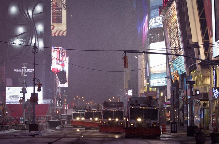 Một hàng xe xúc tuyết di chuyển qua Quảng trường Thời Đại ở quận Manhattan, thành phố New York ngày 2/2/2015.