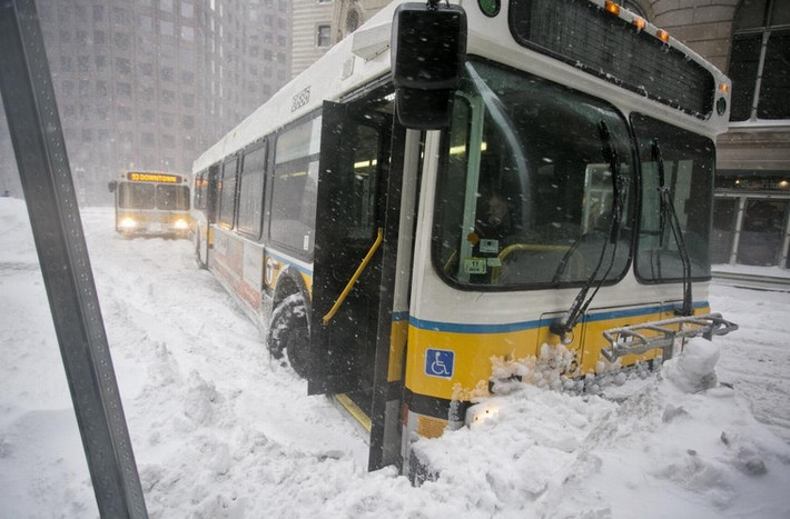 Xe buýt bị kẹt trên phố bởi tuyết ở thành phố Boston, thuộc bang Massachusetts ngày 2/2/2015.