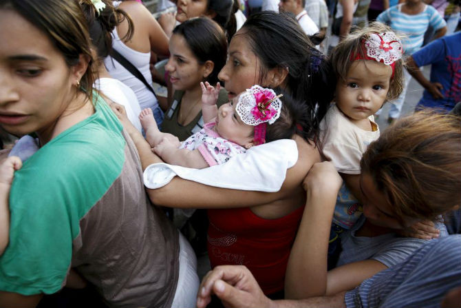 Người dân chen chúc nhau xếp hàng mua sữa bên ngoài một siêu thị ở Urena, Tachira, Venezueal, gần biên giới với Colombia ngày 26/8/2015. Chính sách trục xuất người dân Colombia là một trong những biện pháp kiểm soát tình trạng buôn lậu, đảm bảo an ninh của chính phủ Venezuela.