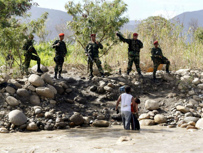 Binh sĩ Venezuela đứng gác không cho người dân vào nước này ngày 26/8.