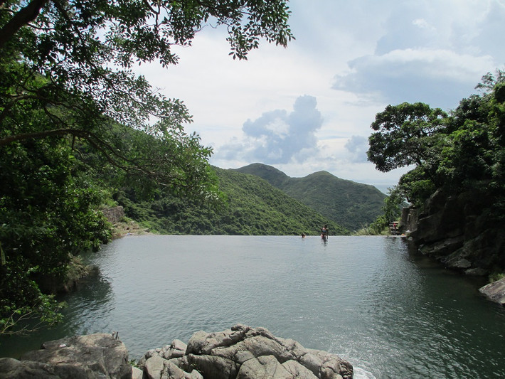 Tai O Lantau, Hong Kong là một hồ bơi tự nhiên, và mặc dù ai cũng có thể bơi ở đây nhưng đến được đây phải đi bộ khá xa. Điều này cũng góp phần giữ gìn sự tinh khiết, nguyên sơ và khung cảnh xung quanh tuyệt đẹp của hồ bơi tự nhiên này.