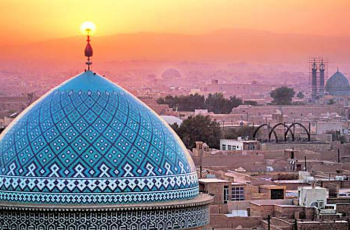 3. Iran Trong khi Iran có tỷ lệ nữ/nam học đại học, cao đẳng nằm trong top cao nhất thế giới thì quy định gần đây rằng 77 lĩnh vực nghiên cứu (chủ yếu là các lĩnh vực STEM) chỉ tuyển nam giới sẽ gia tăng khoảng cách giới tính trong tương lai. Vì vậy, bất chấp việc có bằng cấp cao, chỉ 1/4 nữ giới tốt nghiệp gia nhập lực lượng lao động do các hạn chế về truyền thống và tôn giáo. Những rào cản văn hoá sẽ tác động tới sự đóng góp của lực lượng lao động nữ và ngăn cản sự phát triển của đất nước.