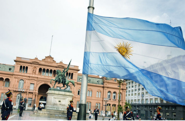 9. Argentina Argentina có tỷ lệ nữ giới học đại học cao hơn nam giới trong suốt 15 năm qua. Từ những năm 1990, phần trăm phụ nữ học và tốt nghiệp đại học đã đạt trên 50%. Dù vậy, phụ nữ không chỉ chiếm thiểu số trong lực lượng lao động mà họ còn bị đánh giá thấp trong các lĩnh vực khoa học, công nghệ, kiến trúc và toán học (STEM). Tuy nhiên, điều này lại phù hợp với xu hướng toàn cầu khi nữ giới đóng góp vào thị trường nhân lực, khoa học xã hội và tài chính, trong khi nam giới thống trị lĩnh vực STEM.