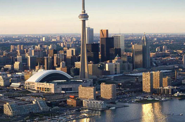 2. Canada Hệ thống giáo dục Canada đã được cải tổ lại để phù hợp hơn với nữ giới và giảm khoảng cách giới tính đã tồn tại. Vào những năm 1990, sự mất cân bằng giới tính đã xem nhẹ vai trò của phụ nữ. Ngày nay, trên 51% dân số Canada học đại học hoặc cao đẳng và trong số đó có tới hơn 62% nữ giới tốt nghiệp đại học. Gần 2/3 sinh viên tốt nghiệp trường Y là nữ. Canada là một trong những nước có lực lượng lao động nữ cao nhất thế giới chiếm 70%.