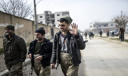 Chiến binh người Kurd đi bộ ở thành phố Kobane.