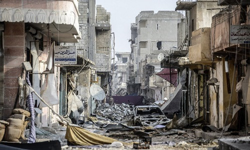 Những đống đổ nát còn lại trên con phố thành phố Kobane, còn được biết đến là Ain al-Arab.