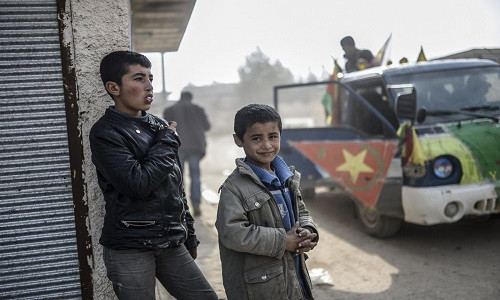 Những đứa trẻ ở Kobane sau khi quân Kurd đánh đuổi nhóm IS ra khỏi thành phố.