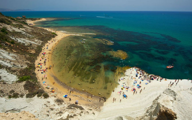 Bãi biển Scala dei Turchi, Italy: Du khách đến đây chắc hẳn sẽ cảm thấy ngỡ ngàng với những khối đá trắng.