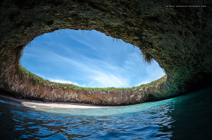 Bãi biển tại Marieta, Mexico nằm trong lòng một hang lớn.