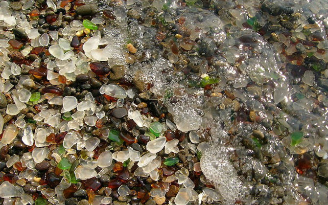 Cát thủy tinh tại bãi bãi biển Glass, California (Mỹ) chính là rác thải do người dân đổ ra biển đã bị sóng nghiền nát, sau đó, các nhà chức trách đã đóng cửa bãi biển này. Bãi biển mở cửa trở lại năm 2002 và hiện là một địa điểm du lịch hấp dẫn du khách.