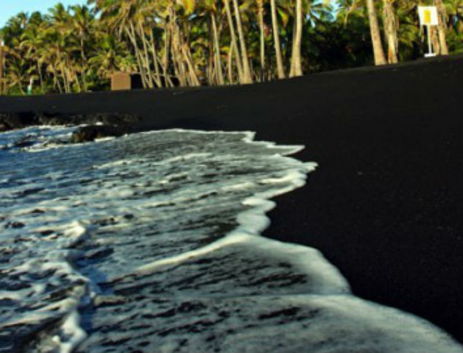 Bãi biển cát đen Punaluu, Hawaii.