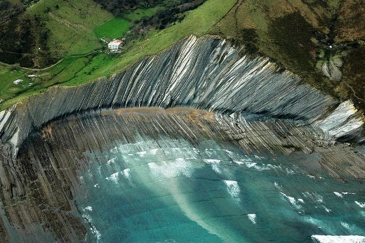 Bãi biển kỳ lạ thuộc Zumaia, Tây Ban Nha, được bao phủ bởi một loại đá có tên Flysch như những răng cưa song song.