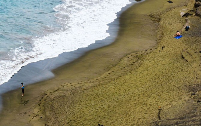Bãi biển cát xanh Papakolea, Hawaii, Mỹ. Màu xanh của cát biển là do có sự hiện diện của khoáng vật olivin. Có ba bãi biển cát xanh khác là ở Guam, Galapagos và Na Uy.