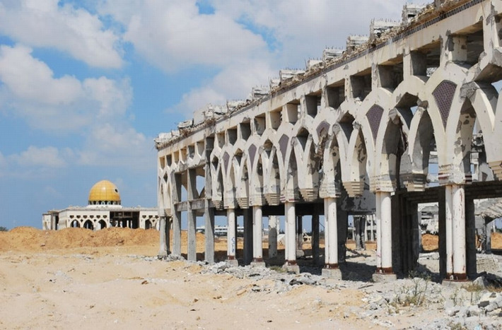 Sân bay quốc tế Yasser Arafat được xây dựng vào năm 1998. Nó mới chỉ mở cửa trở lại được 2 năm sau khi Israel đóng cửa sân bay này vào năm 2000 do đường băng bị phá hủy và tháp quan sát bị đánh bom. Ngày 7/7/2014, Israel lần nữa đánh bom vào sân bay này vì cho rằng kẻ địch đang hoạt động gần đó.
