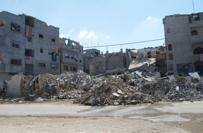Một vài ngôi nhà giáp mặt đường đã bị san phẳng ở thành phố Beit Hanoun. Ước tính có khoảng 12.000 người đã đi di tản và hơn 11.200 người bị thương sau 51 ngày Israel thi hành kế hoạch gọi là “Hoạt động phòng ngừa”.