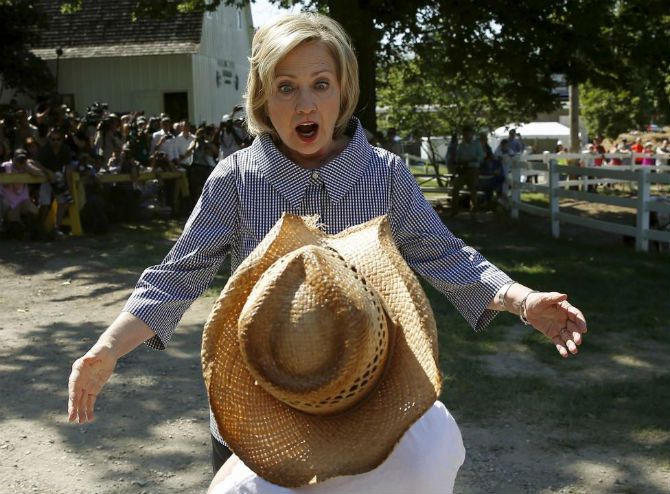 Ứng viên tổng thống Mỹ của Đảng Dân chủ Hillary Clinton chào đón Louie Dixon khi bà vận động tranh cử tại Des Moines, Iowa, Mỹ.