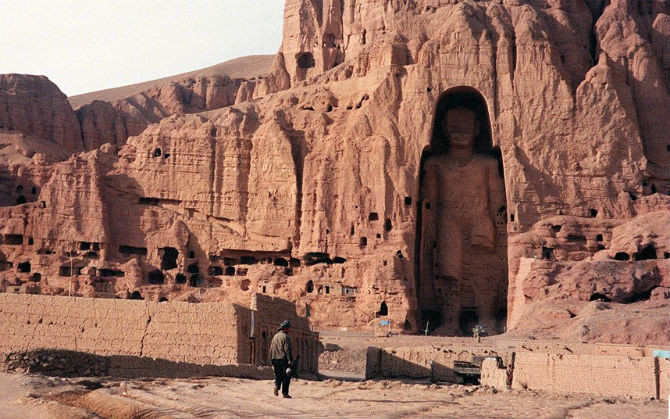 Lực lượng Taliban đã phá hủy tượng Phật có niên đại từ thế kỷ thứ 6 ở thung lũng Bamyan của Afghanistan.