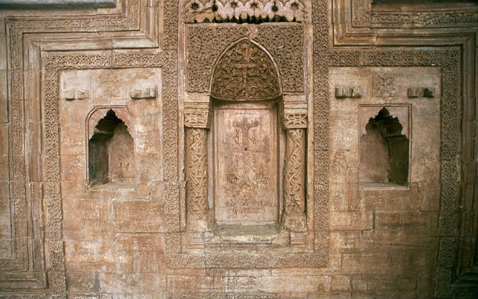 Phiến quân IS phá hủy các khu di tích Công giáo ở Iraq. Hồi tháng ba, một số hình ảnh được đăng tải trên mạng dường như cho thấy một số phần của tu viện Mar Dehnam gần Mosul có từ thế kỷ thứ tư đã bị cho nổ tung.