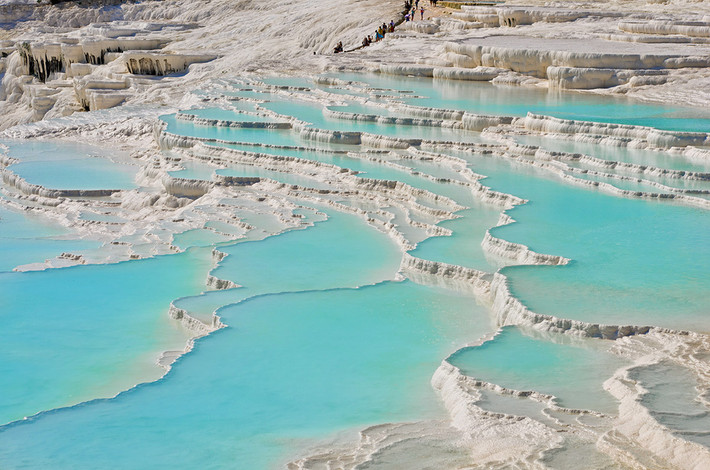 Hồ suối khoảng Pamukkale - Trong tiếng Thổ Nhĩ Kỳ, Pamukkale có nghĩa "lâu đài bông". Như tên gọi, hồ suối khoáng nổi tiếng thế giới này ấn tượng với những bậc thềm trắng xóa, bên trong chứa nước màu xanh ấm áp.