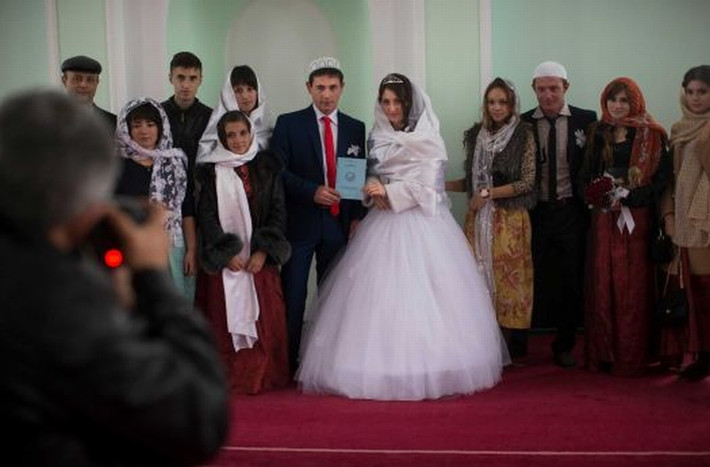 Cặp vợ chồng mới cưới Osman Ablayev và Sera Aliyeva đang chụp ảnh cùng bạn bè bên trong 1 nhà thờ Hồi giáo ở Sary-Su, Crimea. Dân cư địa phương khá đa dạng, bao gồm người Nga, Ukraine, người Crimea thuộc dân tộc thiểu số Tatar và cả người Mỹ.
