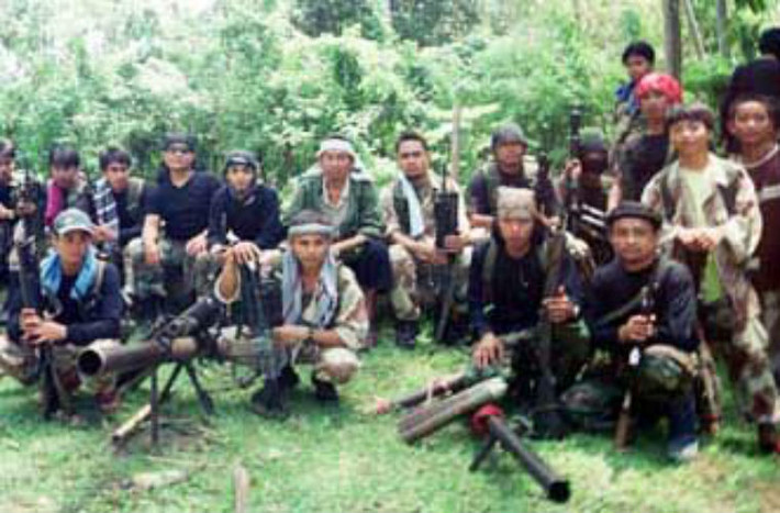 9. Abu Sayyaf Đây là nhóm tội phạm ở Sulu, chịu trách nhiệm cho các cuộc bắt cóc đòi tiền chuộc. Thành lập vào những năm 1990, tổ chức này đóng ở các đảo Basilan và Sulu bị buộc tội cho những cuộc khủng bố tồi tệ nhất trong lịch sử Philippines, bao gồm các vụ đánh bom và bắt cóc người theo đạo thiên chúa và người nước ngoài trên quy mô lớn. Nhóm này liên kết với tổ chức khủng bố al-Qaeda và gần đây đã nguyện trung thành với ISIS.