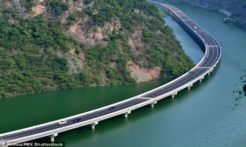 Tuyến đường cao trên sông dài khoảng 11 km được khánh thành ở tỉnh Hồ Bắc, Trung Quốc, ngày 9/8.