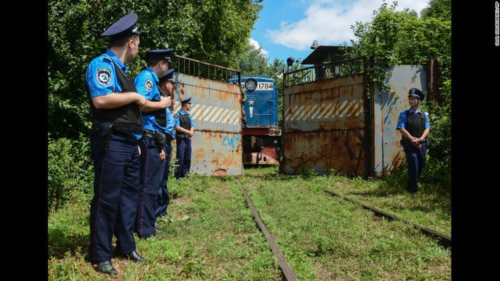 Con tàu chở thi thể các hành khách xấu số trên chuyến bay MH17 tới Kharkiv, Ukraine ngày 22/7.