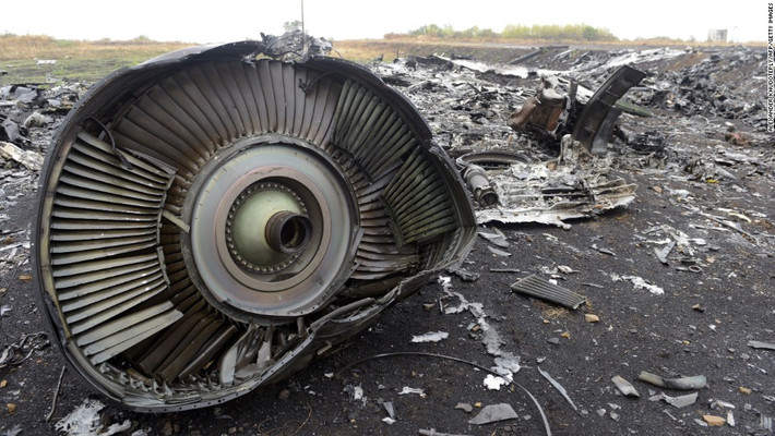 Chiếc Boeing 777 trong chuyến bay MH17 của Malaysia Airlines bị bắn rơi xuống khu vực miền Đông Ukraine ngày 17/7/2014, khiến toàn bộ 298 người thiệt mạng. Trong ảnh: Những mảnh vỡ của chiếc máy bay xấu số rải rác trên cánh đồng ở Hrabove, sau thảm kịch hàng không MH17.