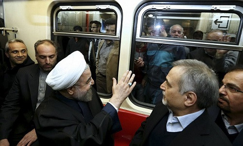 Tổng thống Iran, Hassan Rouhani trong một chuyến tàu điện ngầm ở Tehran, Iran, 2015.