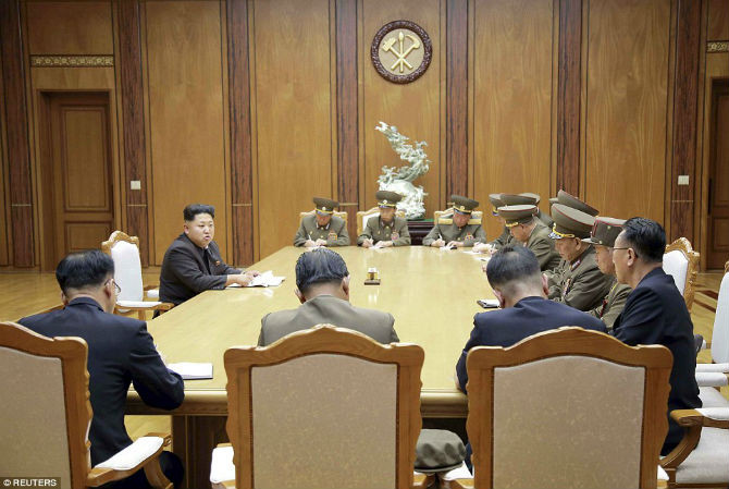 Cuộc họp của Ủy ban Quân sự Trung ương Triều Tiên do Chủ tịch Kim Jong-un chỉ trì. Quyết định đặt quân đội trong tình trạng sẵn sàng chiến đấu được đưa ra sau cuộc họp. Bình Nhưỡng đã ra tối hậu thư đòi Seoul gỡ bỏ hệ thống loa phóng thanh thù địch nói trên trong vòng 48 giờ (17 giờ ngày 22/8/2015), nhưng Hàn Quốc xem ra không lùi bước và đặt quân đội vào tình trạng báo động cao nhất.