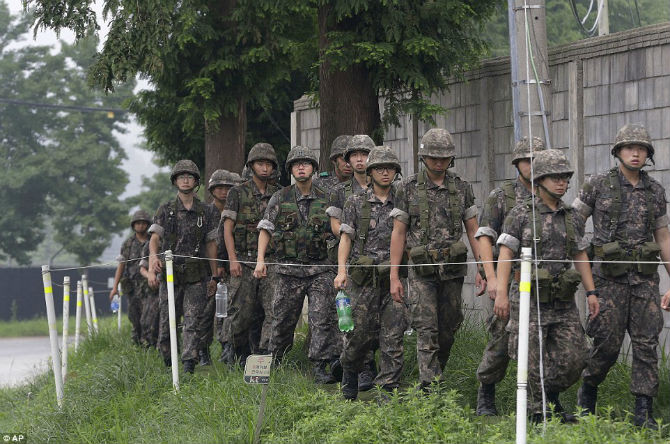 Binh sĩ Hàn Quốc trở lại doanh trại sau khi tuần tra ở Paju, phía nam của khu vực phi quân sự (DMZ).