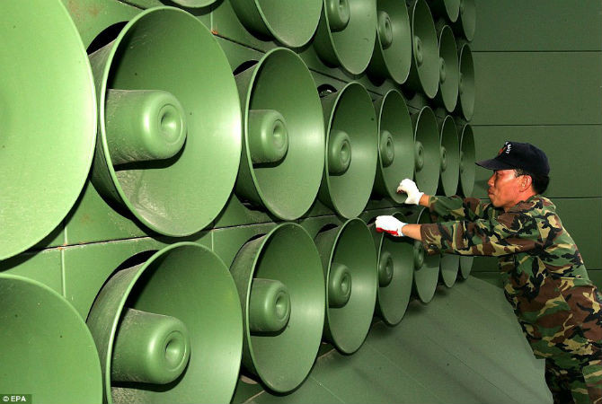 Binh sĩ Hàn Quốc dịch chuyển hệ thống loa phóng thanh tuyên truyền ở khu DMZ tại Paju. Động thái này diễn ra vì Hàn Quốc cho rằng, Triều Tiên đã thực hiện vụ nổ mìn nhằm vào binh sĩ của họ ở khu vực phi quân sự hồi đầu tháng.